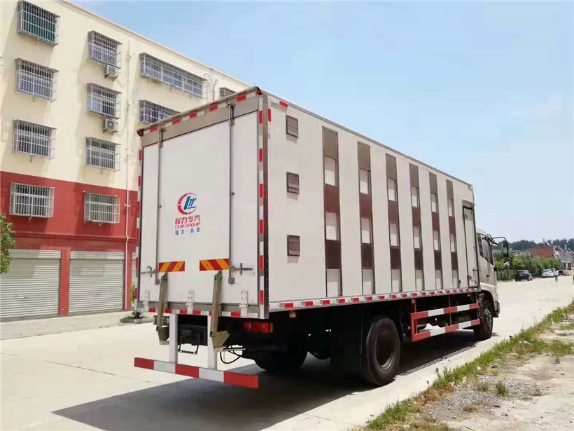 東風(fēng)天錦7.4米畜禽運(yùn)輸車(chē)