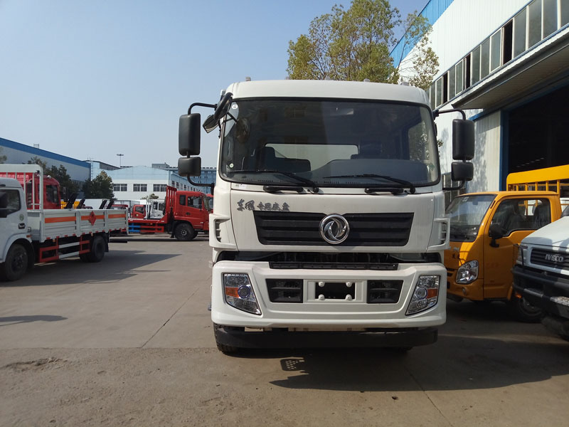 東風(fēng)6.1米(9噸)氣體廂式車(chē)