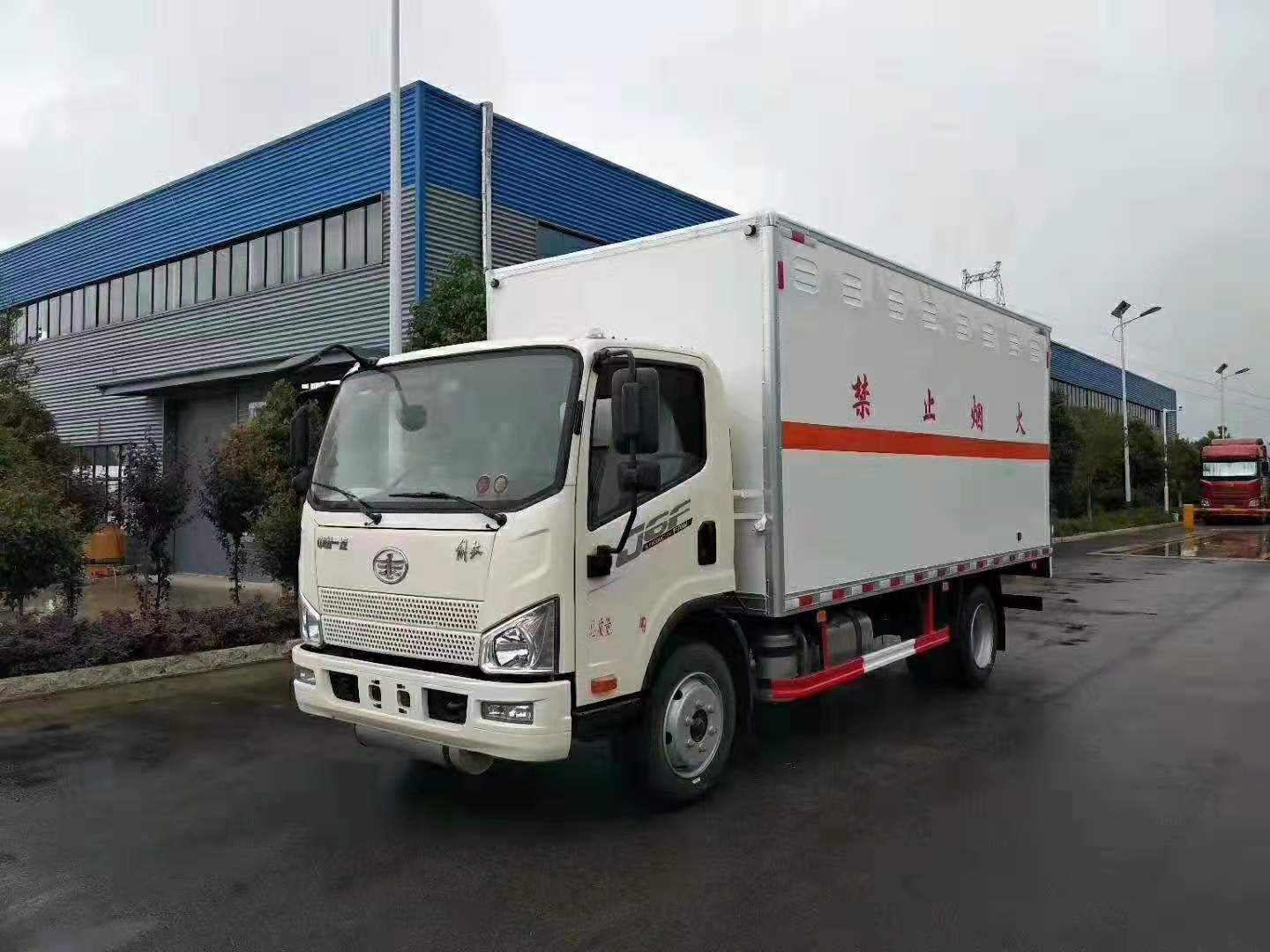 解放5.1米(額載7噸)氣瓶廂式運(yùn)輸車(chē)