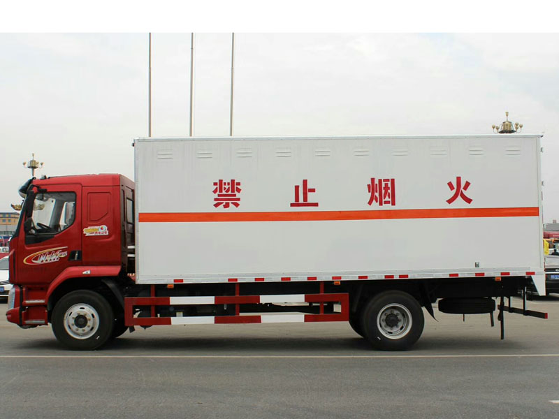 柳汽乘龍6.6米(額載10.6噸)氣體廂式車(chē)