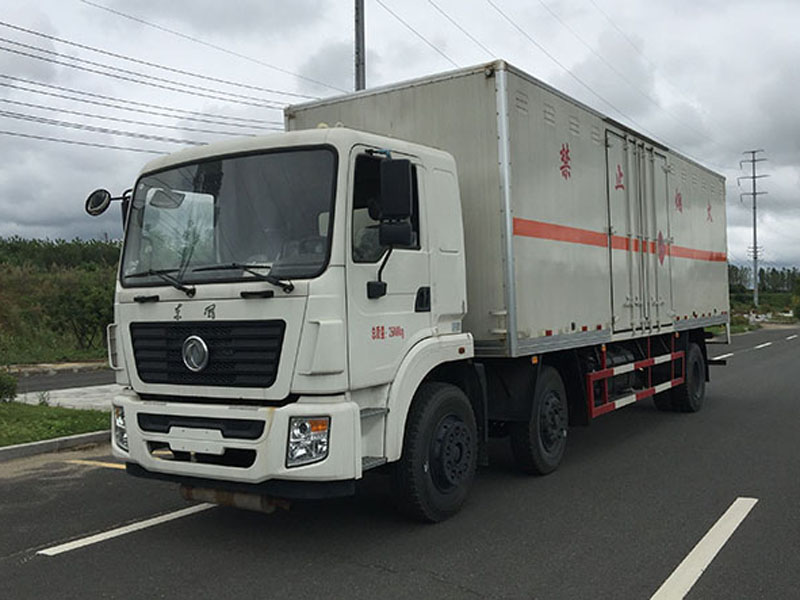 東風(fēng)9.3米(13.9噸)氣體廂式車(chē)